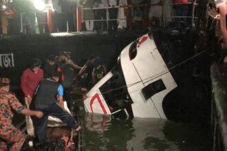 দৌলতদিয়া ঘাটে বাস নদীতে, হতাহতের আশঙ্কা