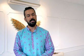 মায়ের শাড়ির পাঞ্জাবিতে ঈদ, আবেগঘন বার্তা দিলেন আরিফিন শুভ