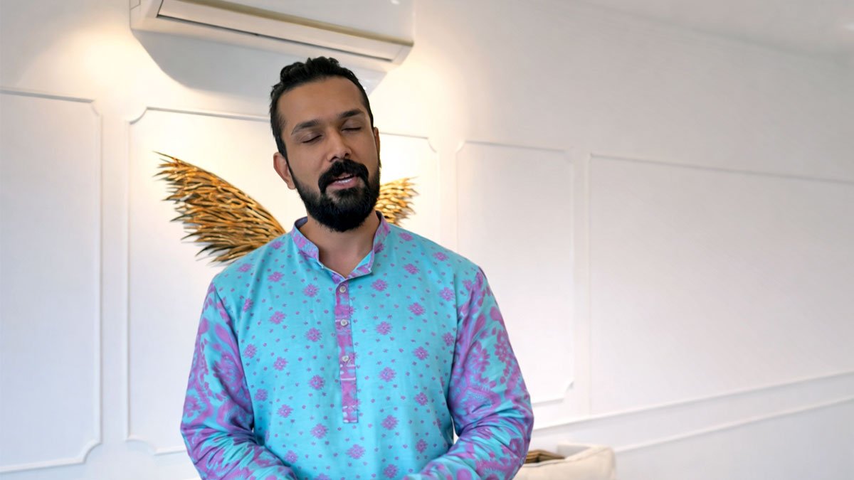 মায়ের শাড়ির পাঞ্জাবিতে ঈদ, আবেগঘন বার্তা দিলেন আরিফিন শুভ