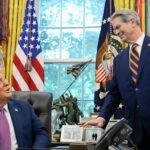 যুক্তরাষ্ট্রের অর্থমন্ত্রী স্কট বেসেন্ট ও প্রেসিডেন্ট ডোনাল্ড ট্রাম্প