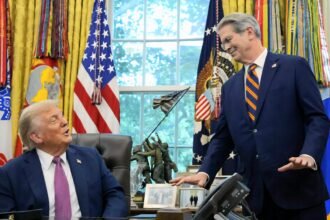 যুক্তরাষ্ট্রের অর্থমন্ত্রী স্কট বেসেন্ট ও প্রেসিডেন্ট ডোনাল্ড ট্রাম্প