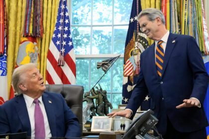 যুক্তরাষ্ট্রের অর্থমন্ত্রী স্কট বেসেন্ট ও প্রেসিডেন্ট ডোনাল্ড ট্রাম্প