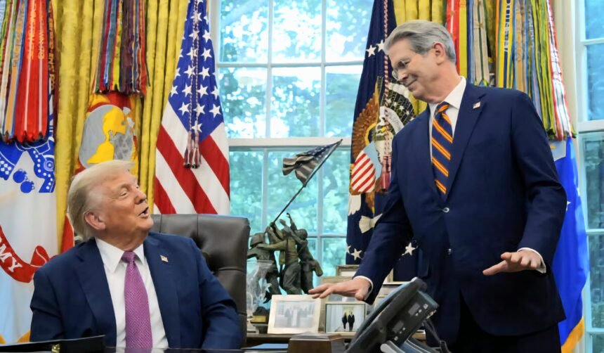 যুক্তরাষ্ট্রের অর্থমন্ত্রী স্কট বেসেন্ট ও প্রেসিডেন্ট ডোনাল্ড ট্রাম্প